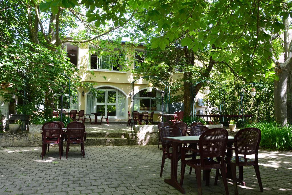 Logis Hotel Le Ceans Orpierre Bagian luar foto